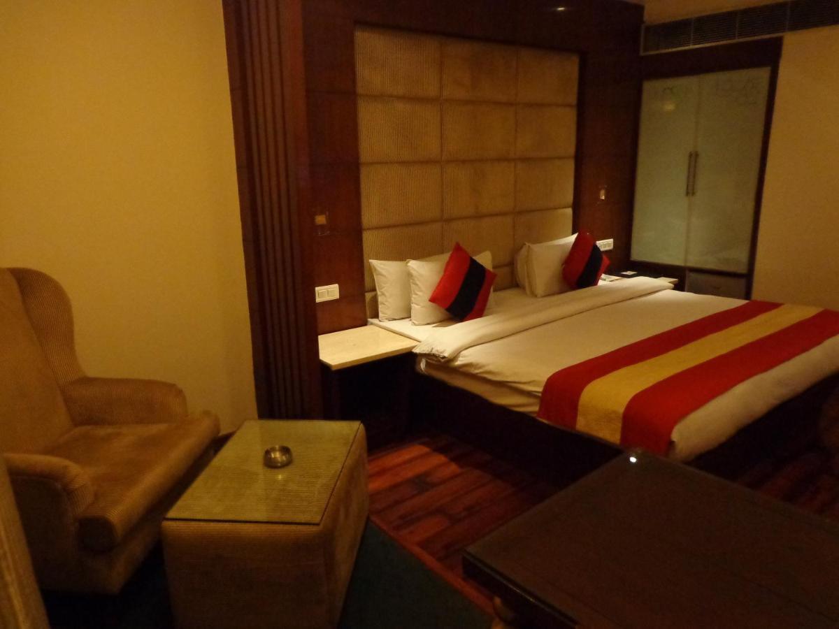 Hotel Aura - New Delhi Railway Station Room photo